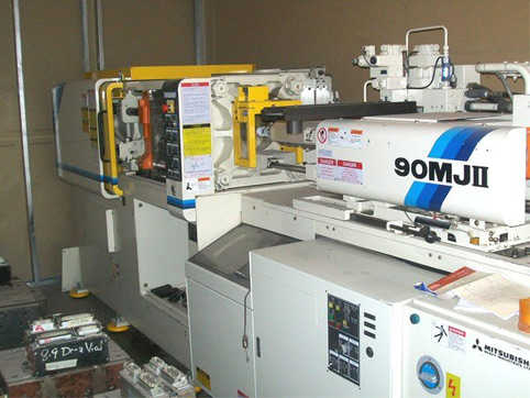 Mitsubishi 90 ton Injection Moulder