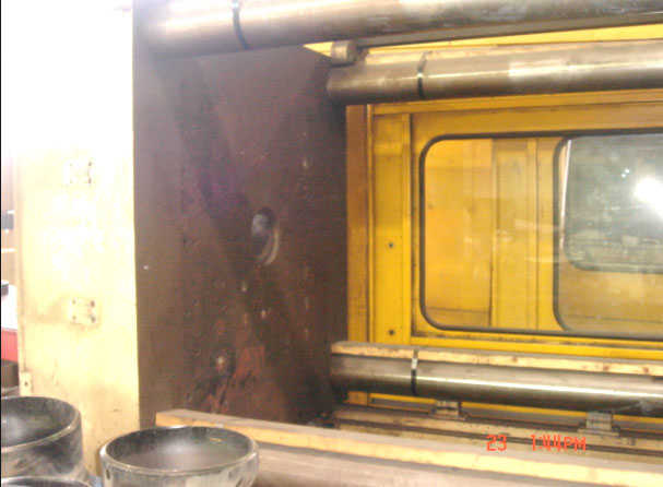 Husky 600 Ton Injection Moulding Machine_4