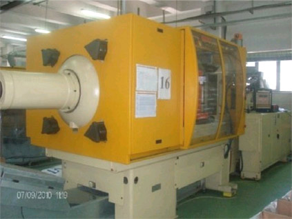 Husky Injection Moulding Machine_1